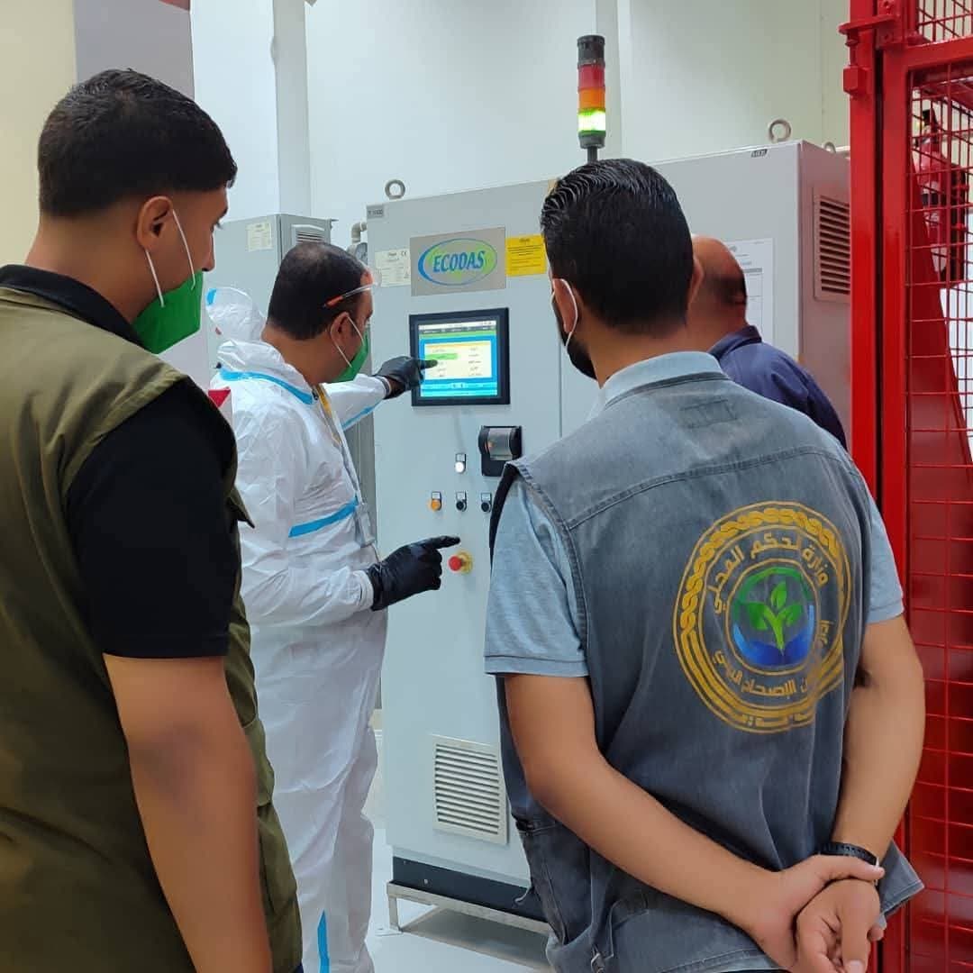 فريق التشغيل ولجنة إشراف أمام لوحة تحكم وحدة المعالجة.